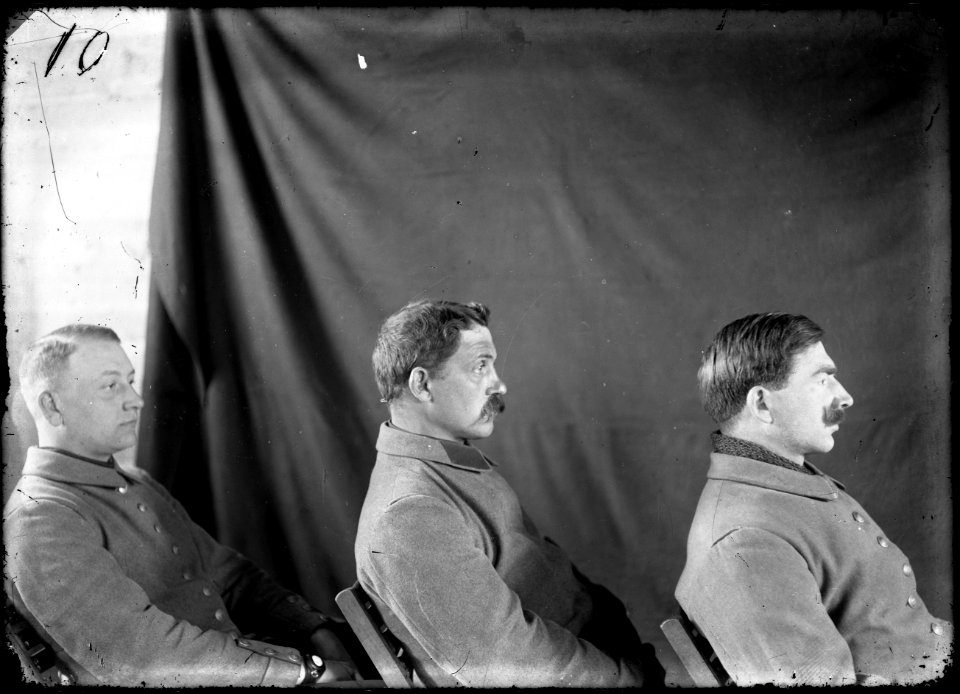 En-profil portret van drie zittende manschappen - Regionaal Archief Alkmaar - FO1400136