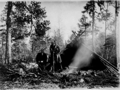 Enare-samen Hendo-Anti med datter foran teltet. Eidsfjell, Pasvik, Sør-Varanger, Finnmark, før 1902 - Norsk folkemuseum - NF.06725-009