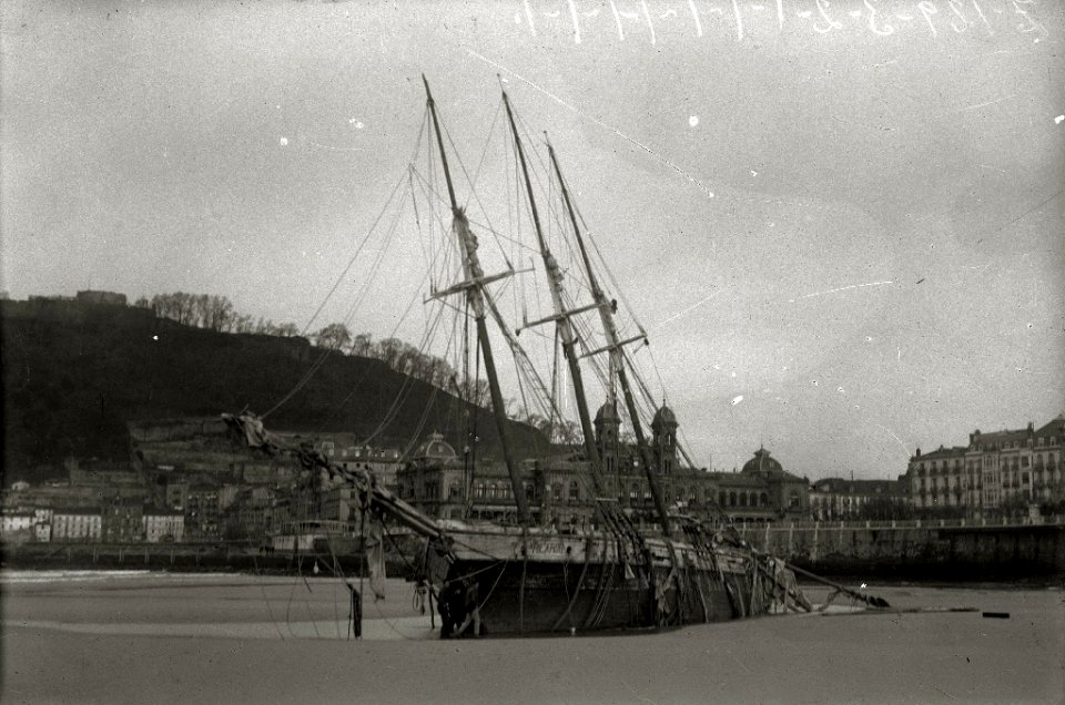 Encallamiento del barco 'Ricardo' en la playa de la Concha debido a un temporal de mar (4 de 5) - Fondo Car-Kutxa Fototeka