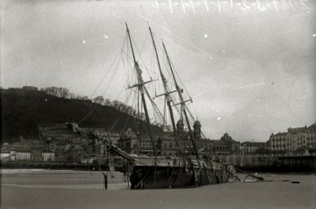 Encallamiento del barco 'Ricardo' en la playa de la Concha debido a un temporal de mar (4 de 5) - Fondo Car-Kutxa Fototeka