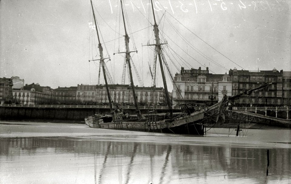 Encallamiento del barco 'Ricardo' en la playa de la Concha debido a un temporal de mar (3 de 5) - Fondo Car-Kutxa Fototeka