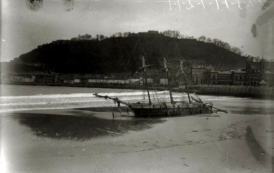 Encallamiento del barco 'Ricardo' en la playa de la Concha debido a un temporal de mar (1 de 5) - Fondo Car-Kutxa Fototeka
