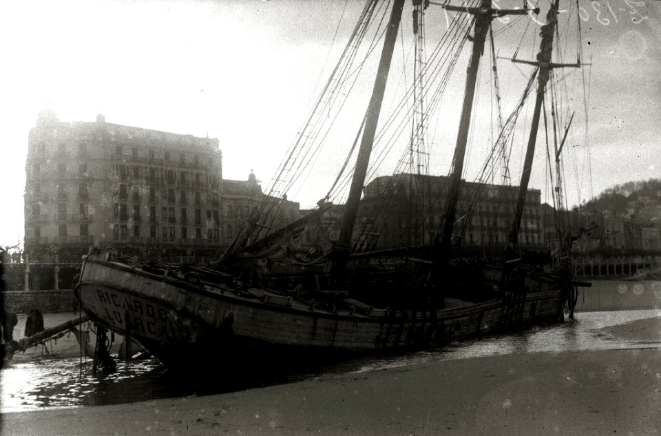 Encallamiento del barco 'Ricardo' en la playa de la Concha debido a un temporal de mar (5 de 5) - Fondo Car-Kutxa Fototeka