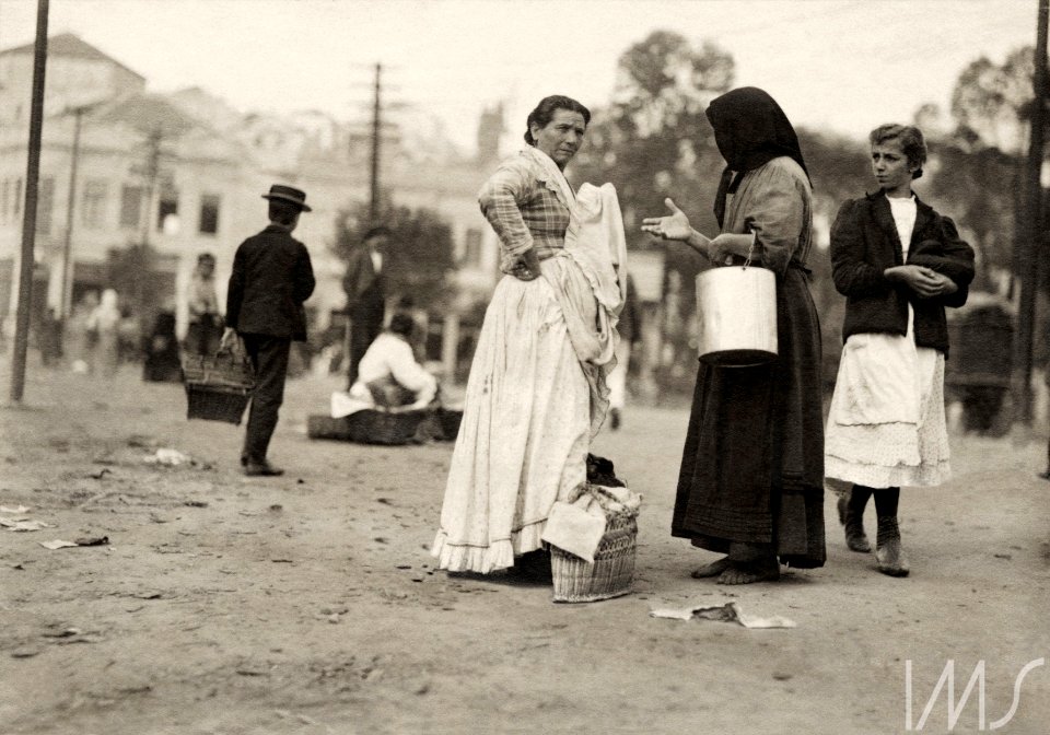 Encontro de mulheres, próximo ao mercado dos caipiras - Vincenzo Pastore