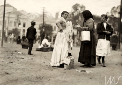 Encontro de mulheres, próximo ao mercado dos caipiras - Vincenzo Pastore