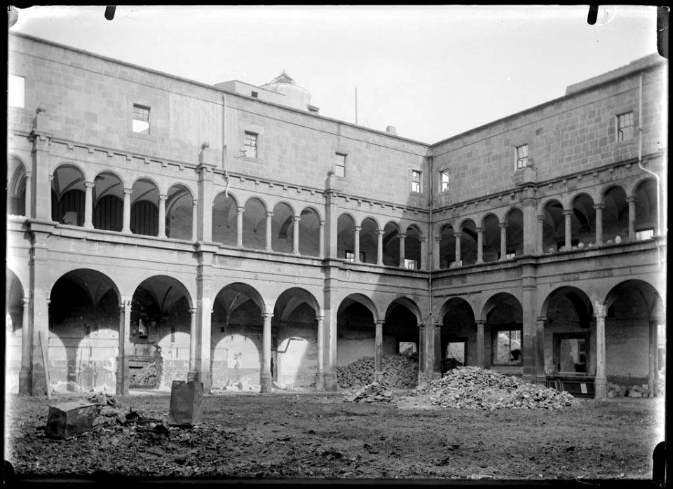 Enderroc del claustre del monestir de Sant Francesc de Paula (AFCEC VIDAL D 5028)