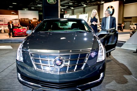 Energy Secretary Steven Chu discusses the features of the 2014 Cadillac ELR