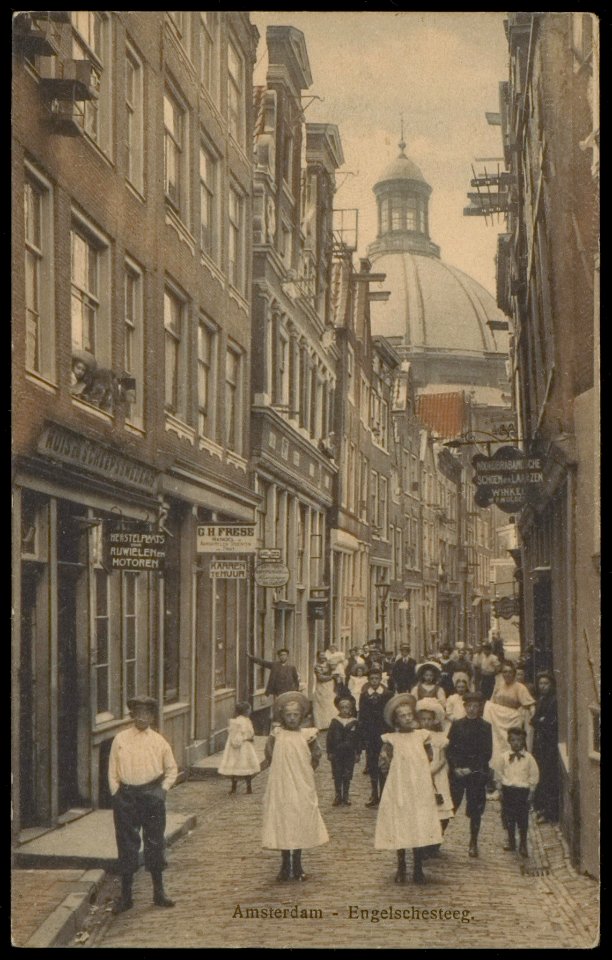 Engelschesteeg gezien vanaf de Nieuwendijk naar de Stroomarkt met op de achtergrond de Ronde Lutherse Kerk. Uitgave Brouwer & De Veer, Afb PBKD00365000001