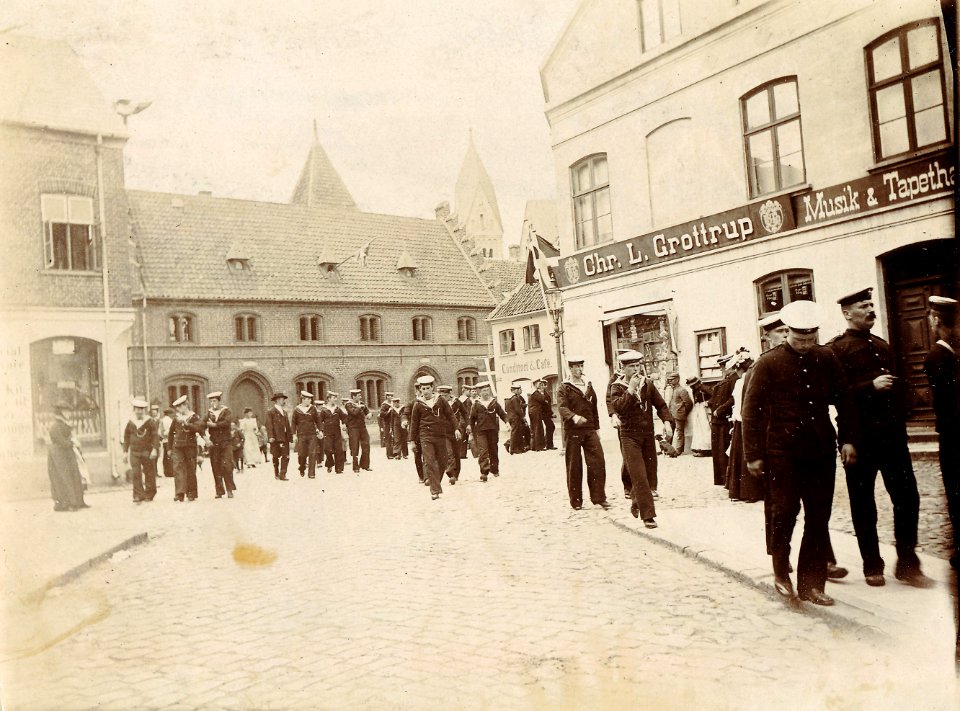 Engelske søfolk i byen d. 22. august 1905