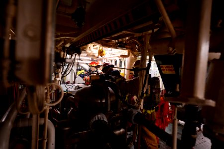 Engine room of the USS Ross - 151124-N-XT273-229 (22667838164)