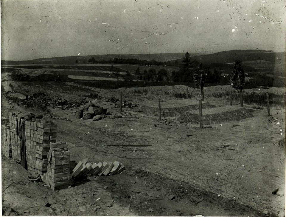 Gesammeltes Kriegsmaterial auf dem Gefechtsfeld südlich Tarnow. (BildID 15593030)