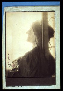 Gertrude Käsebier, head-and-shoulders profile portrait, facing left LCCN2004676303
