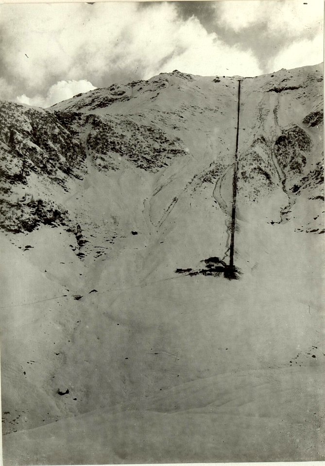 Gesamtansicht der Seilbahn auf die Köderköpfe. Ganz oben die Baracken der 7. Kompagnie des Bataillons II-57. (BildID 15464032)