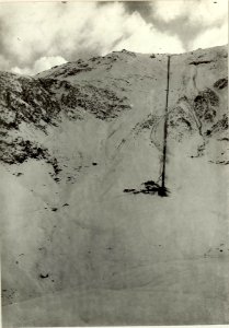 Gesamtansicht der Seilbahn auf die Köderköpfe. Ganz oben die Baracken der 7. Kompagnie des Bataillons II-57. (BildID 15464032)