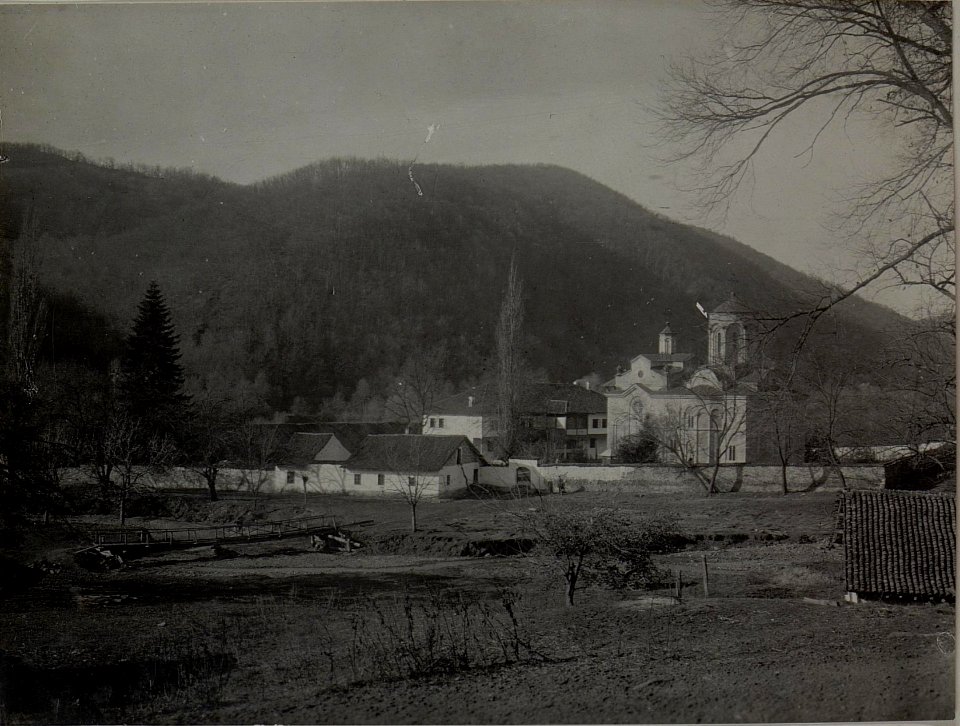 Gesamtbild des Klosters Ljubostjia, in dessen Kirche die 57.ITD.das Archiv des Serbischen Ministeriums des äusseren erbeutete. Aufgenommen im November 1915. (BildID 15452694)