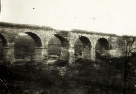 Geschosswirkung von zwei Treffern italienischer 28cm Kanonen am Eisenbahnviadukt Kote 36, östlich Monfalcone, 17.3.1916. (BildID 15594144)