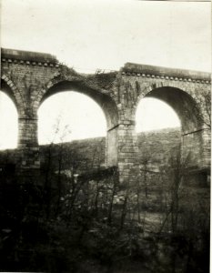 Geschosswirkung von zwei Treffern italienischer 28cm Kanonen am Eisenbahnviadukt Kote 36, östlich Monfalcone, 17.3.1916. (BildID 15594151)