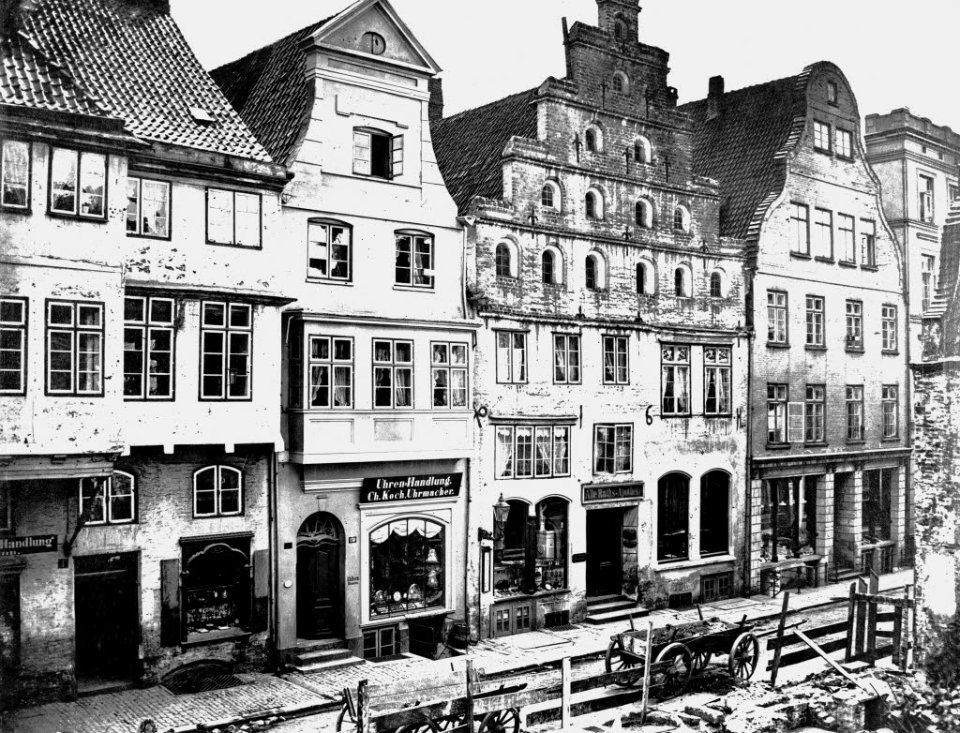 Geschäfts- und Wohnhäuser der traditionellen, vom Markt nach Süden verlaufenden Einkaufsachse Holstenstraße Nr. 1-7 mit der Alten Ratsapotheke im 3. Haus (v.li.) (Kiel 44.622)