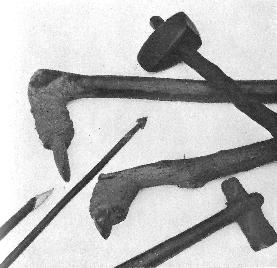 Geschäftete Felsgesteinsaxt, geschäftetes Feuersteinbeil, geschäftete Hacken und Feuersteinpfeilspitzen Das Feuersteinbeil rechts unten ist 11,5 cm lang