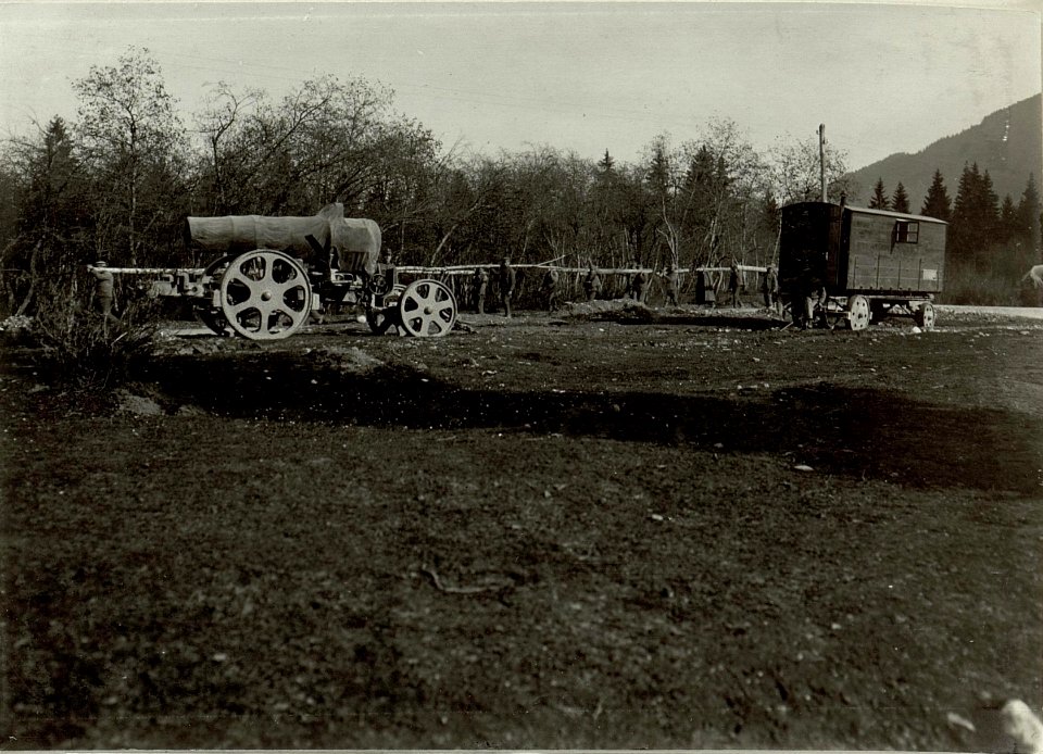 Geschütz Hansl mit Offiziers-Unterkunftswagen der Mörserbatterie Nr. 18. (BildID 15463380)