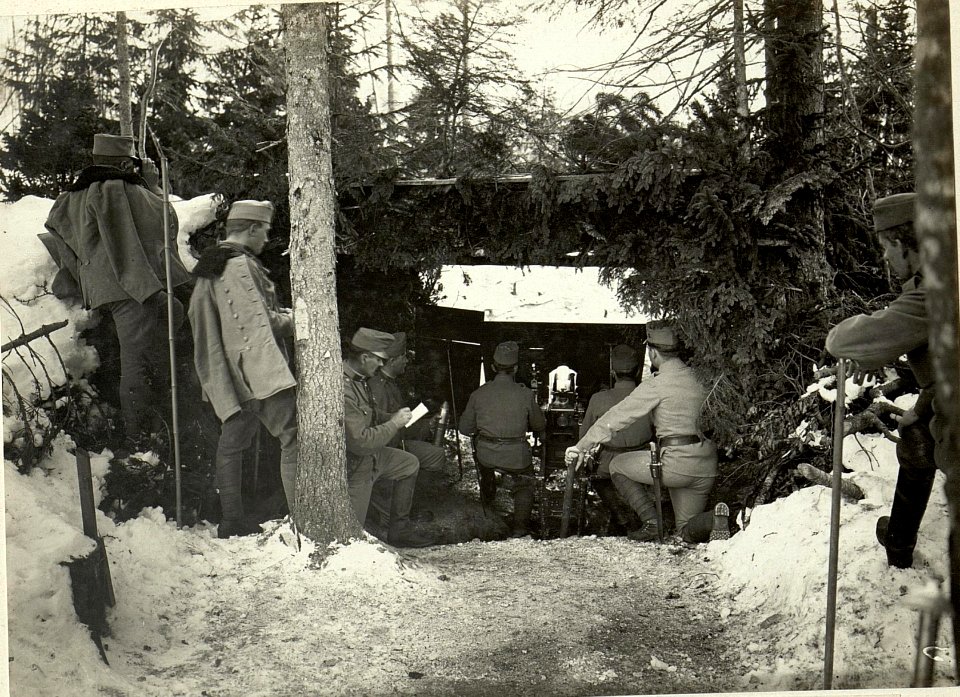Geschütz der 1 G.Kn. 5 am Hange der Brückenköpfe. (BildID 15468809)