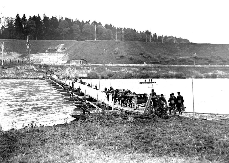 Geschützgespann auf der Ponton-Brücke über die Aare - CH-BAR - 3239595