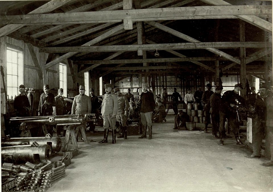 Geschützreparatur - Werkstätte, Aufgenommen am 29.August 1915. Standort, Cellulosefabrik Villach. (BildID 15461525)