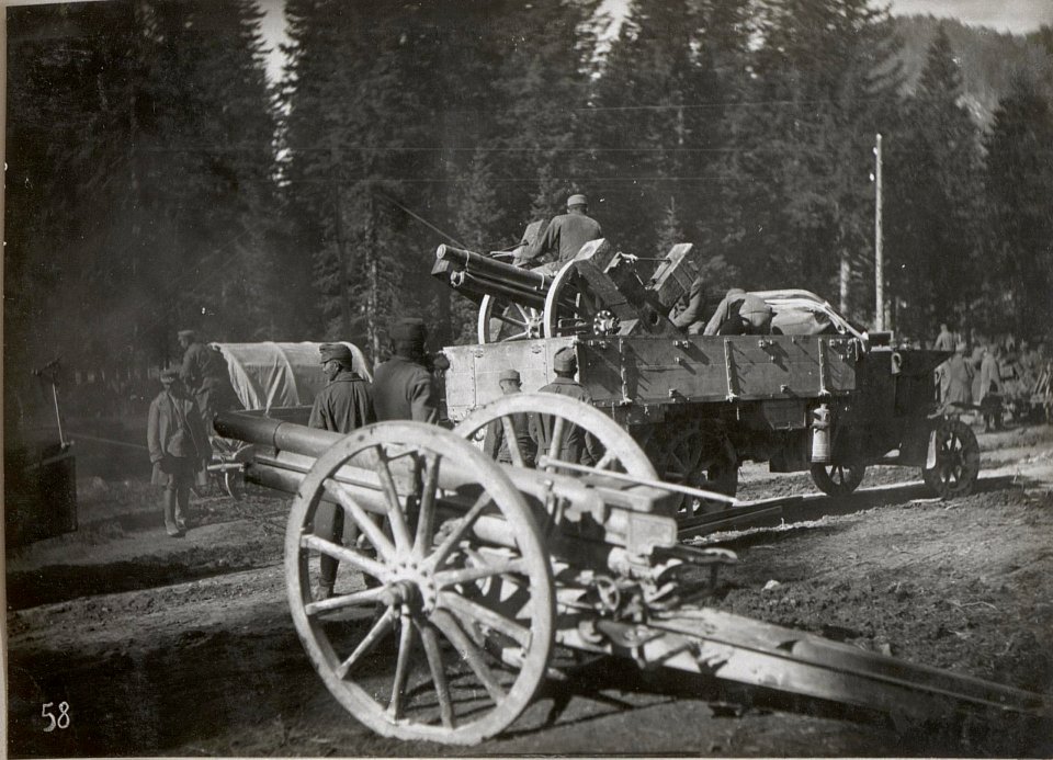 Geschütz Verladung im Ternovanerwalde. 6.9.17. (BildID 15602003)