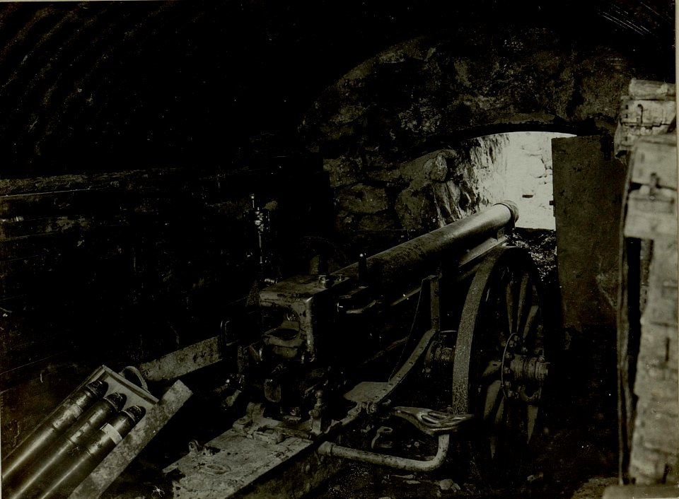 Geschützstand f.8cm Feldkanone im rechten Flügelabschnitt. (BildID 15481296)