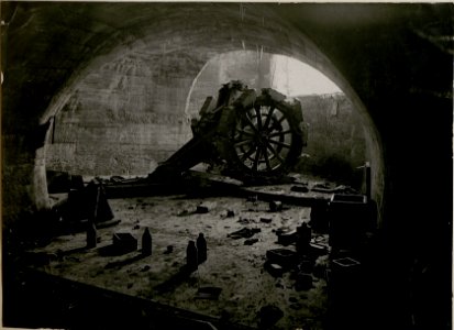 Geschützkave me bei Mincigos. Gesprengtes Geschütz. (BildID 15512427)