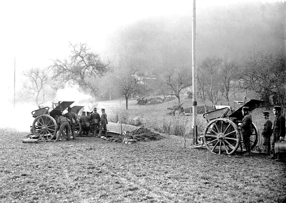 Geschützmannschaft beim Laden einer 15cm Haubitze - CH-BAR - 3240177