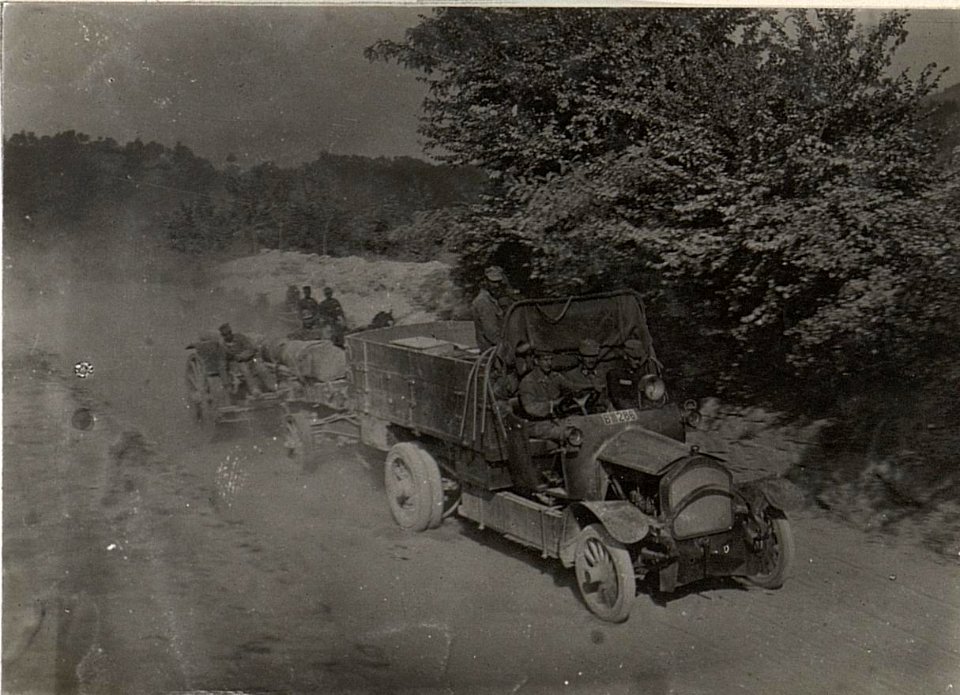 Geschütztransport mit Auto bei Görz.21.8.17. (BildID 15600879)
