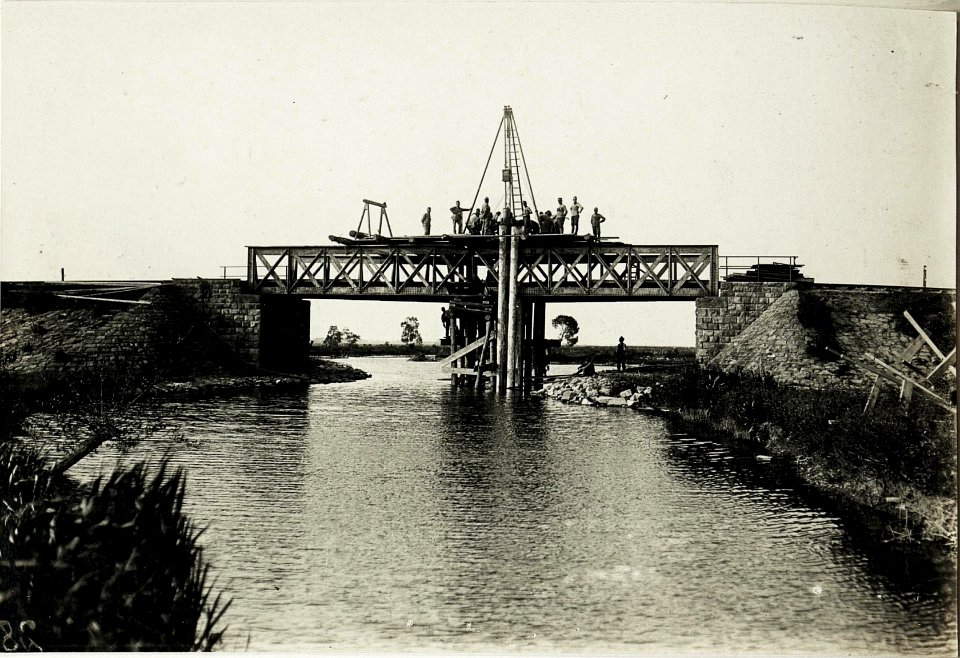 Gesprengte Brücke bei Stryj. (Strecke Chodorow.) (BildID 15430687)
