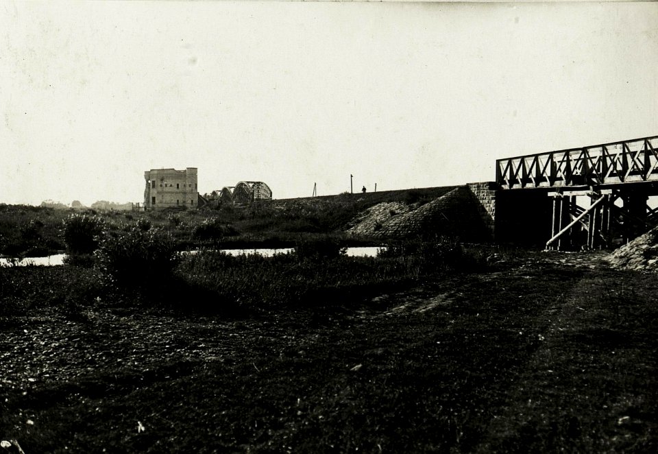 Gesprengte Brücke bei Stryj.(Strecke Chodorow.) (BildID 15430575)