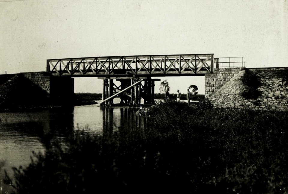 Gesprengte Brücke bei Stryj. (Strecke Chodorow.) (BildID 15430498)
