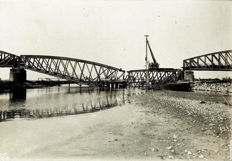 Gesprengte Brücke bei Stryj. (Strecke Chodorow.) (BildID 15430694)