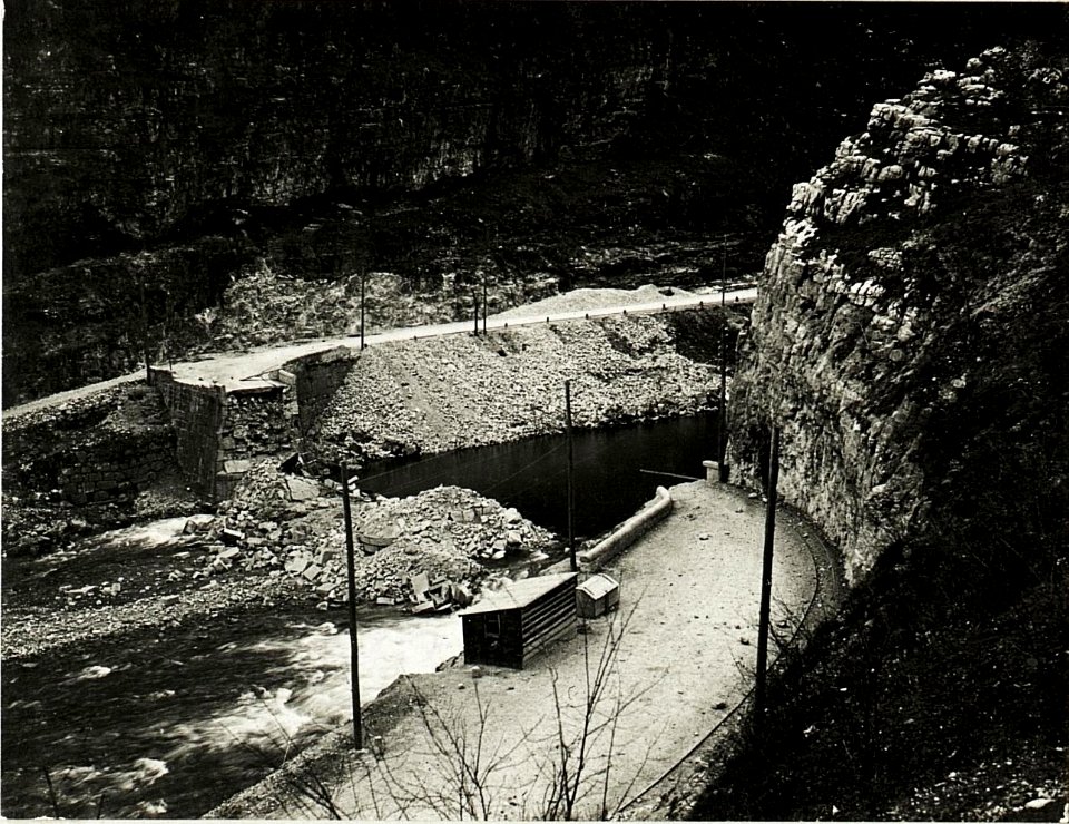 Gesprengte Brücke bei Muda. (BildID 15417487)