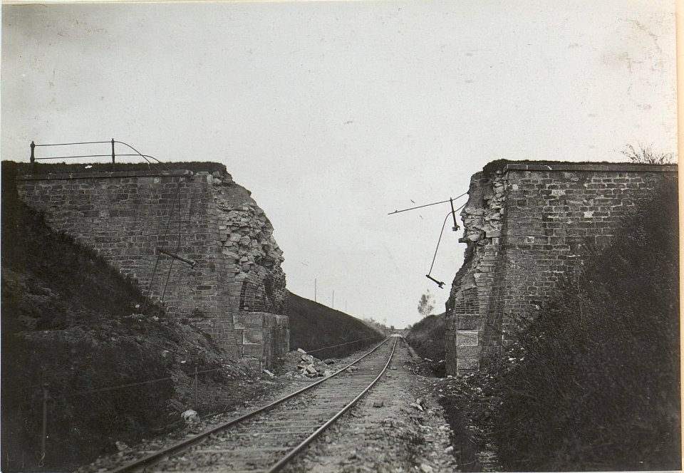 Gesprengte Bahnüberbrückung westlich von Jezierna (BildID 15442230)