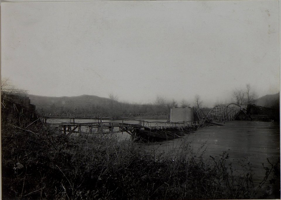 Gesprengte Brücke bei Trstenik. November 1915. (BildID 15454300)