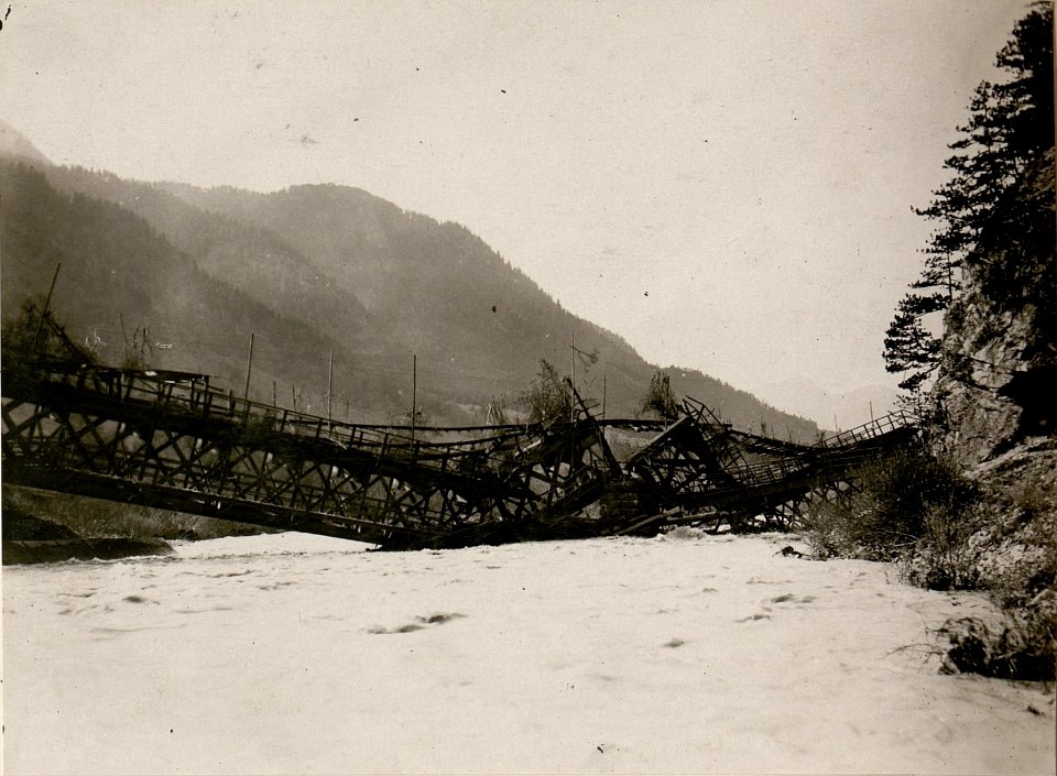 Gesprengte Eisenbahnbrücke bei Lusnitz. (BildID 15507290)
