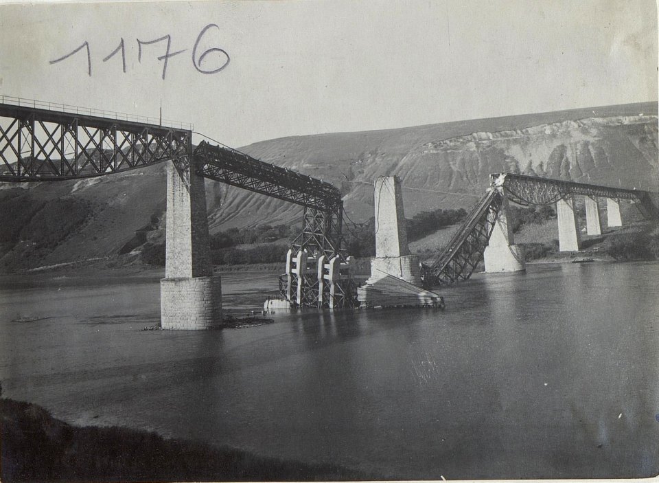 Gesprengte Eisenbahnbrücke in Zaleszczyki. (BildID 15730039)