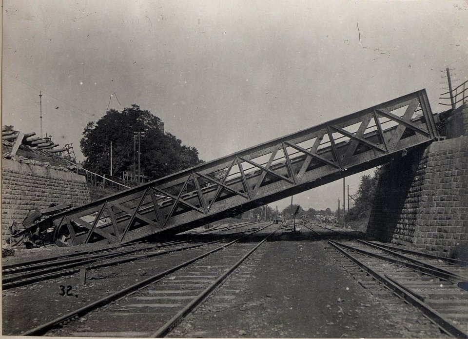 Gesprengte Brücke beim Bahnhof in Czernowitz (BildID 15653627)