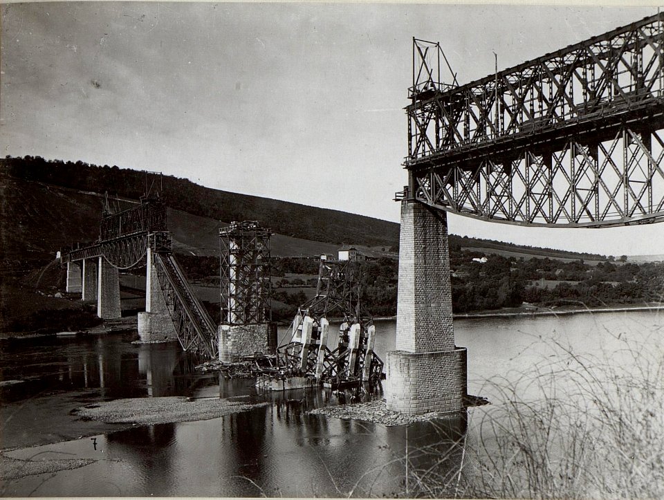 Gesprengte Eisenbahnbrücke bei Zaleszczyki (BildID 15654208)