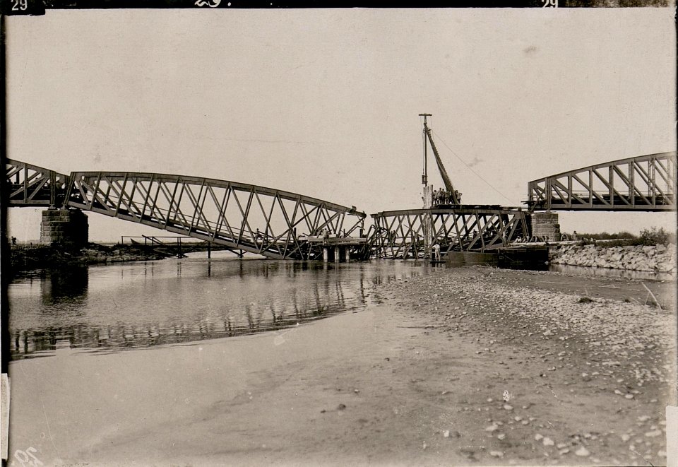 Gesprengte Brücke bei Stryj (Strecke Chodorow). (BildID 15734123)