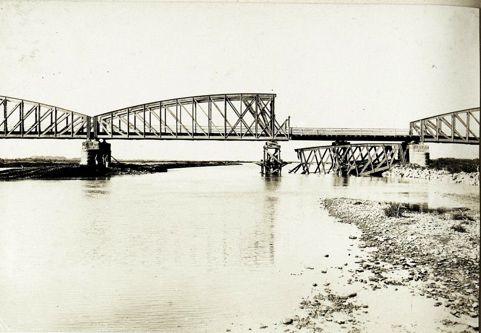 Gesprengte Brücke bei Stryj. (Strecke Chodorow.) (BildID 15430561)