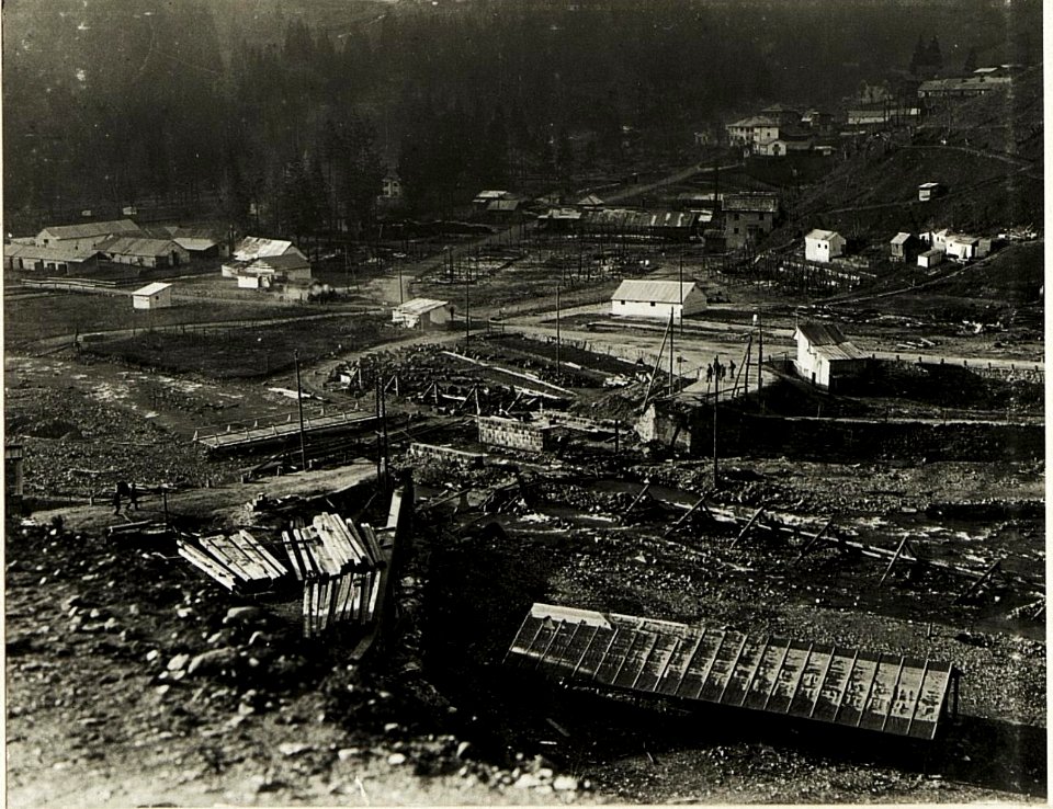 Gesprengte Brücke und Notbrücke bei Caprile. (BildID 15417359)