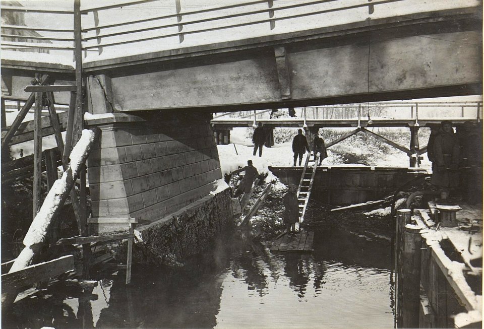 Gesprengte Eisenbetonbrücke in Brzezany, beschädigter Pfeiler (BildID 15439938)