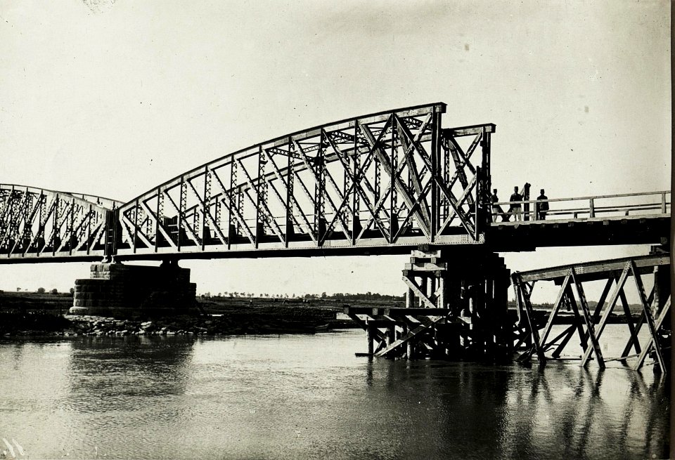 Gesprengte Brücke bei Stryj.(Strecke Chodorow.) (BildID 15430568)