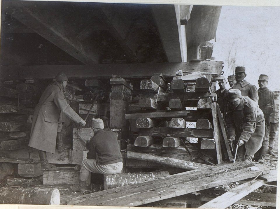 Gesprengte Eisenbetonbrücke in Brzezany, Hebewinde in Tätigkeit (BildID 15439959)