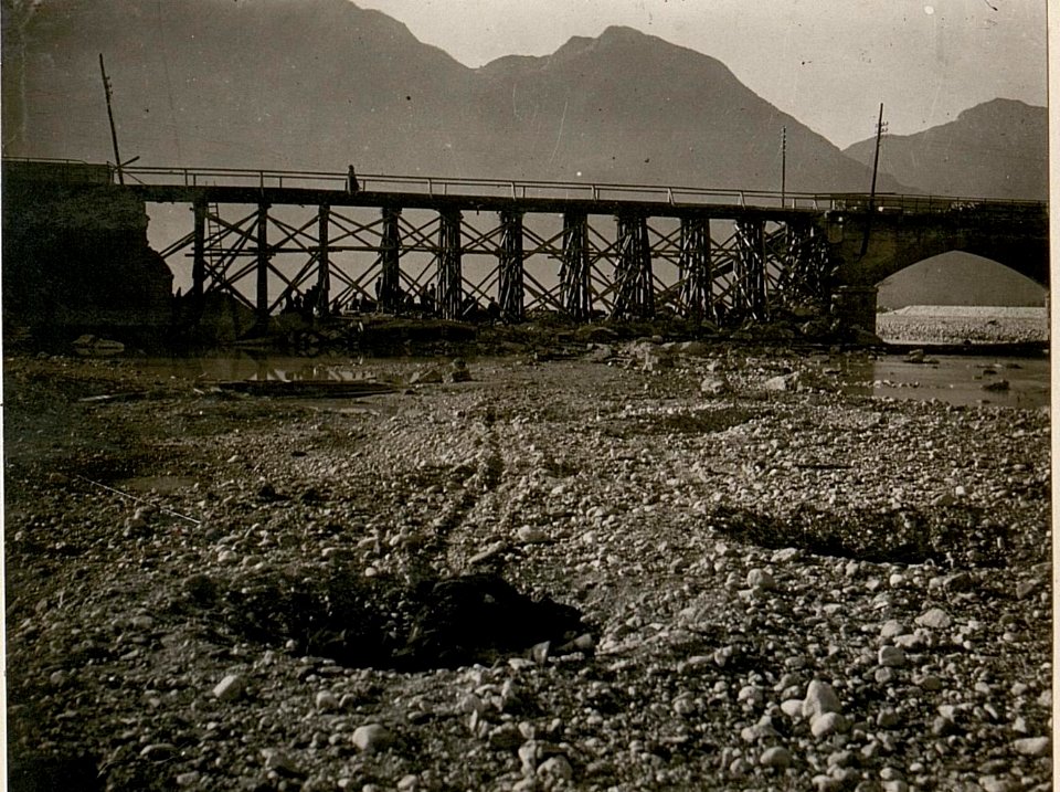 Gesprengte Fellabrücke bei Amaro. (BildID 15507906)